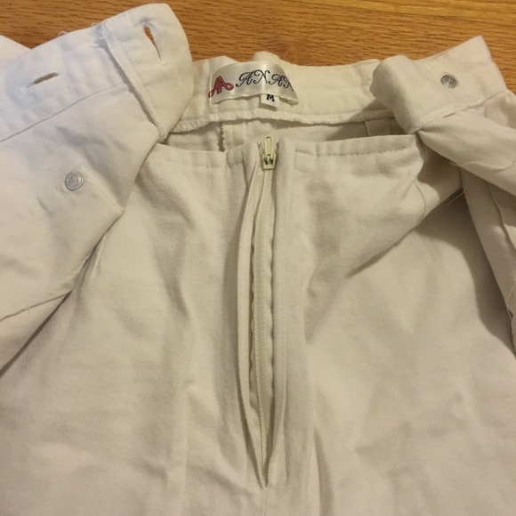 WHITE SHORTS/SKIRT. SKORT WITH BUTTONS - Picture 7 of 8